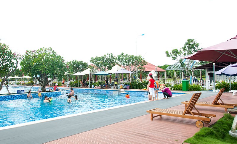 Sàn gỗ ngoài trời hồ bơi